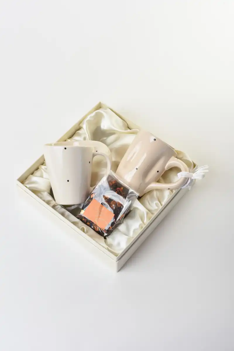 Unikatni ročno izdelani keramični skodelici in domači čaj